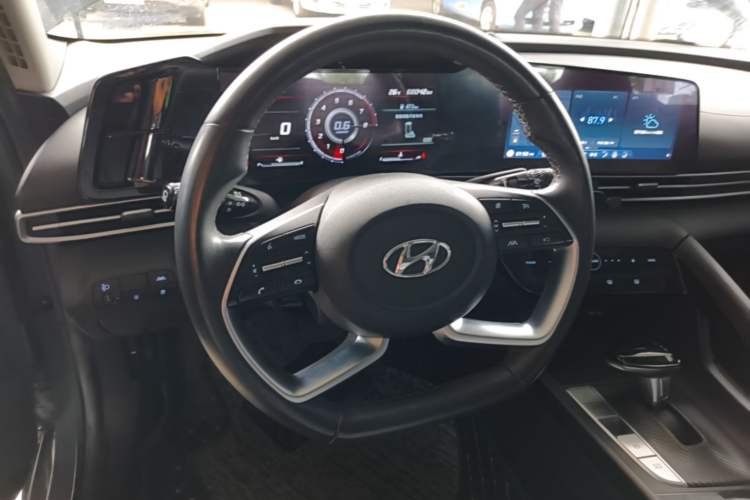 Used Hyundai Elantra 2021 1.5L CVT LUX Prestige Edition Steering Wheel