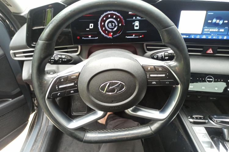 Used Hyundai Elantra 2021 1.5L CVT LUX Prestige Edition Steering Wheel