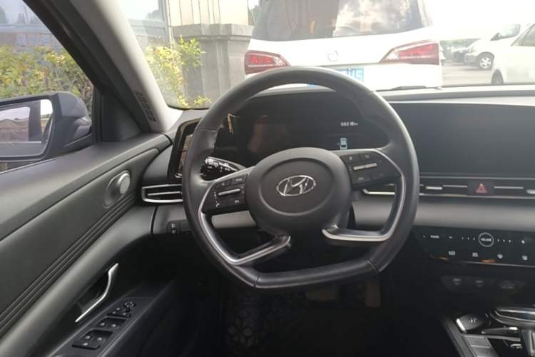 Used Hyundai Elantra 2021 1.5L CVT LUX Prestige Edition Steering Wheel