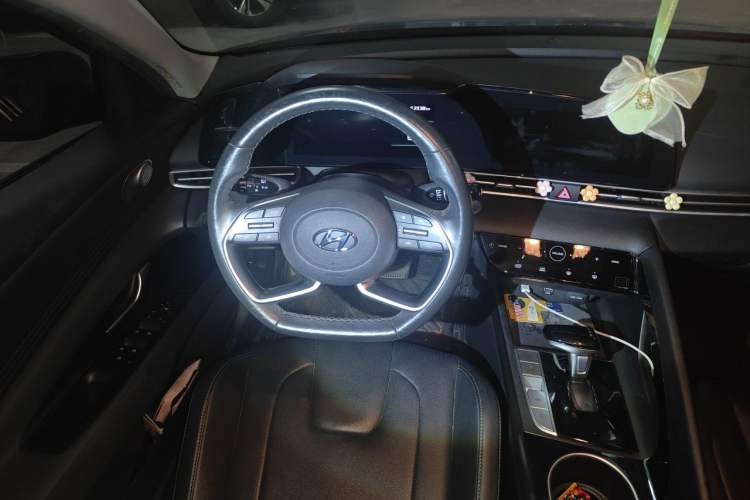 Used Hyundai Elantra 2021 1.5L CVT LUX Prestige Edition Steering Wheel