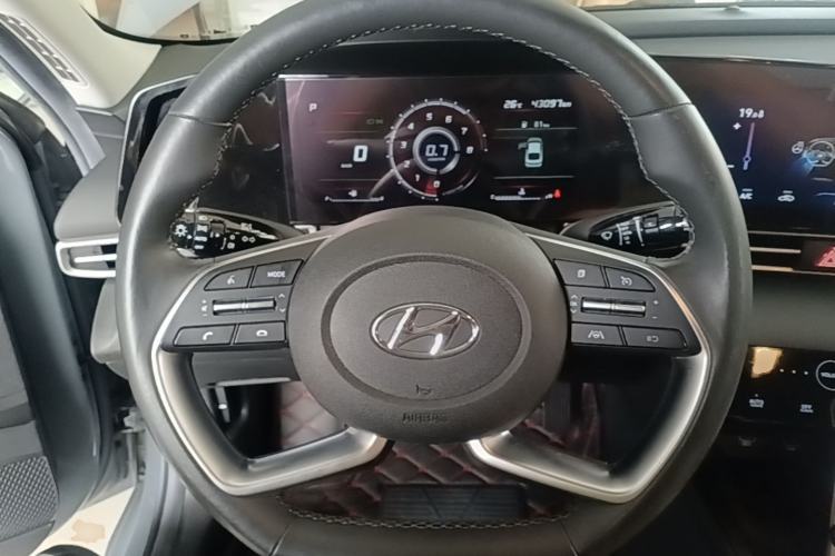 Used Hyundai Elantra 2021 1.5L CVT LUX Prestige Edition Steering Wheel
