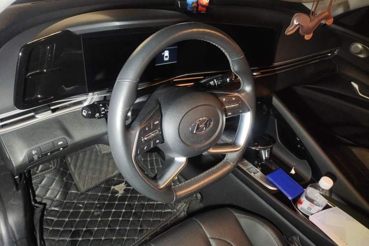 Used Hyundai Elantra 2021 1.5L CVT LUX Prestige Edition Steering Wheel