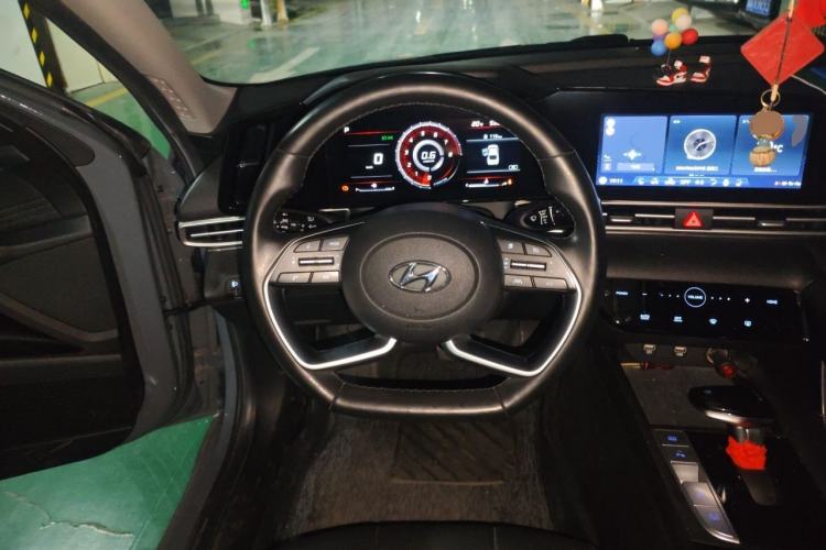 Used Hyundai Elantra 2021 1.5L CVT LUX Prestige Edition Steering Wheel