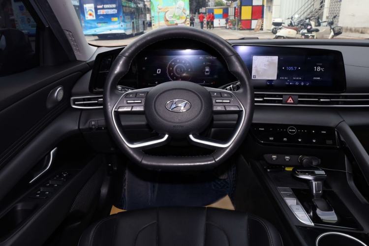 Used Hyundai Elantra 2021 1.5L CVT LUX Prestige Edition Steering Wheel