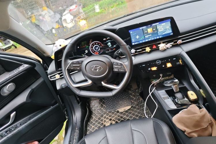 Used Hyundai Elantra 2021 1.5L CVT LUX Prestige Edition Steering Wheel