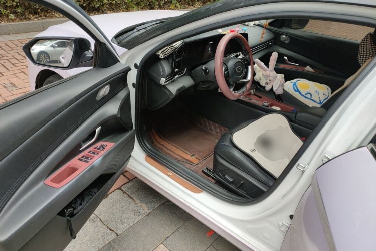 Used Hyundai Elantra 2021 1.5L CVT LUX Prestige Edition Driver Seat