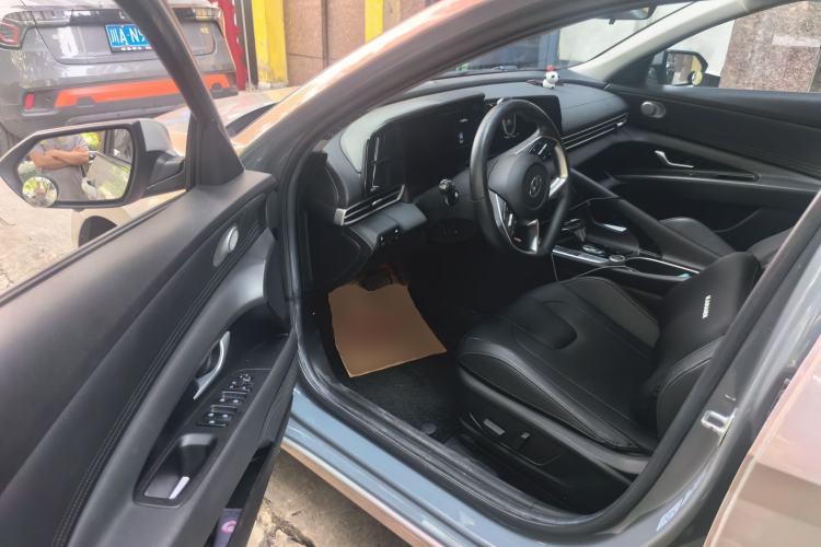 Used Hyundai Elantra 2021 1.5L CVT LUX Prestige Edition Driver Seat