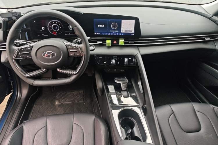 Used Hyundai Elantra 2021 1.5L CVT LUX Prestige Edition Center Console