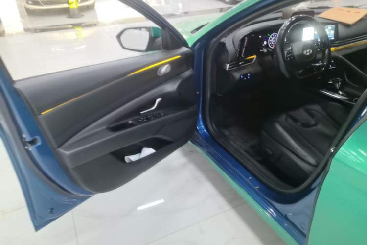 Used Hyundai Elantra 2021 1.5L CVT LUX Prestige Edition Driver Seat