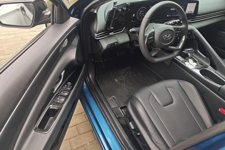 Used Hyundai Elantra 2021 1.5L CVT LUX Prestige Edition Driver Seat