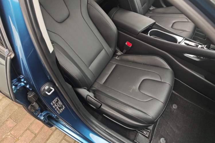 Used Hyundai Elantra 2021 1.5L CVT LUX Prestige Edition Right Front Seat