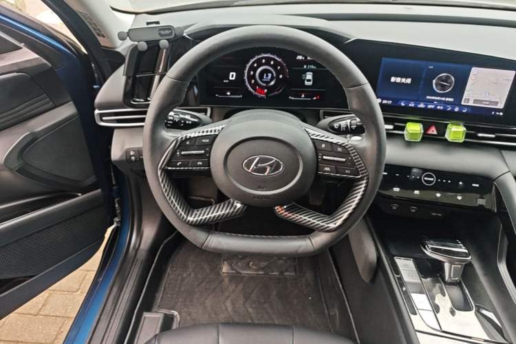 Used Hyundai Elantra 2021 1.5L CVT LUX Prestige Edition Steering Wheel