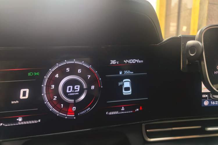 Used Hyundai Elantra 2021 1.5L CVT LUX Prestige Edition Odometer Close Up