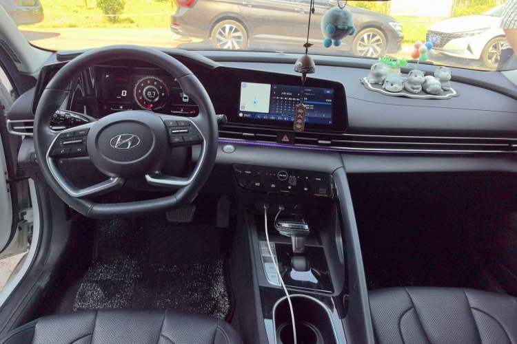 Used Hyundai Elantra 2021 1.5L CVT LUX Prestige Edition Center Console