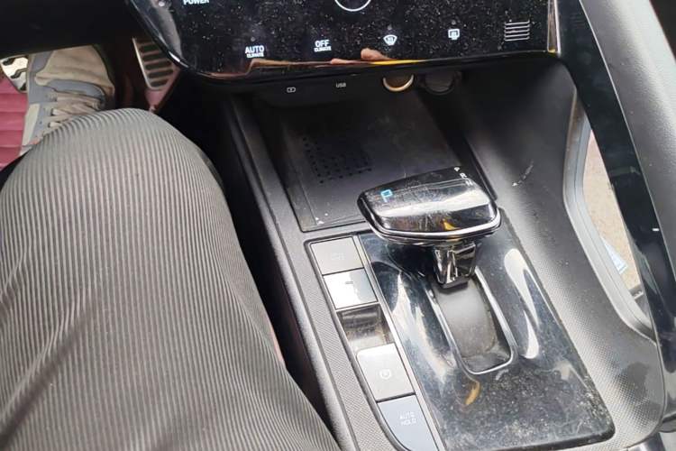 Used Hyundai Elantra 2021 240TGDi DCT LUX Prestige Edition Gear Lever
