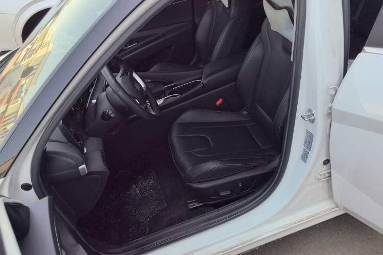 Used Hyundai Elantra 2021 1.5L CVT LUX Prestige Edition Left Front Seat