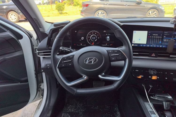 Used Hyundai Elantra 2021 1.5L CVT LUX Prestige Edition Steering Wheel