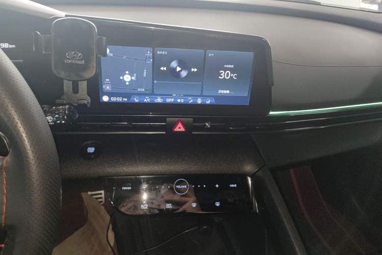 Used Hyundai Elantra 2021 240TGDi DCT LUX Prestige Edition Audio And AC Panel