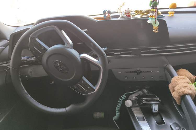 Used Hyundai Elantra 2021 1.5L CVT GLX Elite Edition Center Console
