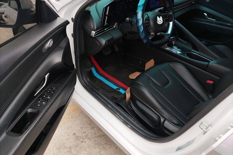 Used Hyundai Elantra 2021 1.5L CVT GLX Elite Edition Interior 3