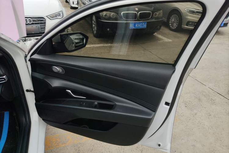 Used Hyundai Elantra 2021 1.5L CVT GLX Elite Edition Interior 5
