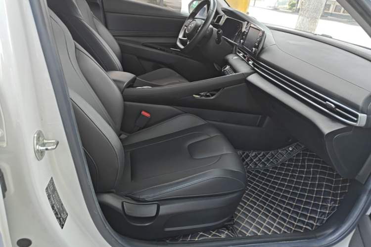 Used Hyundai Elantra 2021 1.5L CVT GLX Elite Edition Right Front Seat