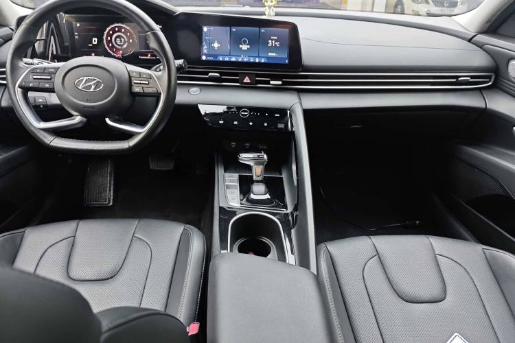 Used Hyundai Elantra 2021 1.5L CVT LUX Prestige Edition Audio And AC Panel