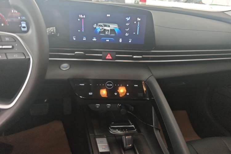 Used Hyundai Elantra 2021 1.5L CVT LUX Prestige Edition Audio And AC Panel
