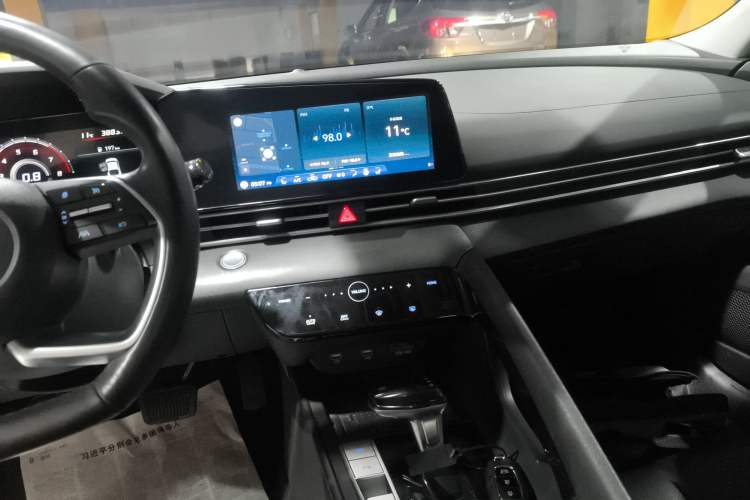 Used Hyundai Elantra 2021 1.5L CVT LUX Prestige Edition Audio And AC Panel