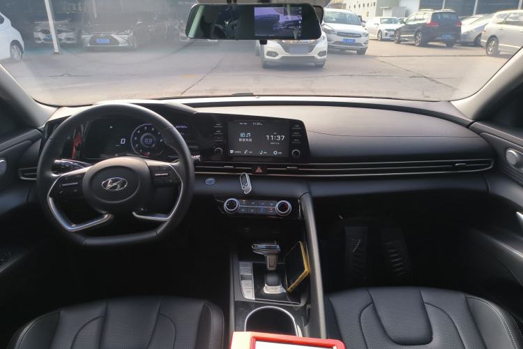 Used Hyundai Elantra 2021 1.5L CVT GLX Elite Edition Center Console