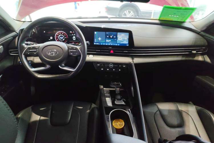 Used Hyundai Elantra 2021 1.5L CVT LUX Prestige Edition Center Console