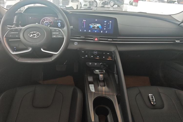 Used Hyundai Elantra 2021 1.5L CVT LUX Prestige Edition Center Console