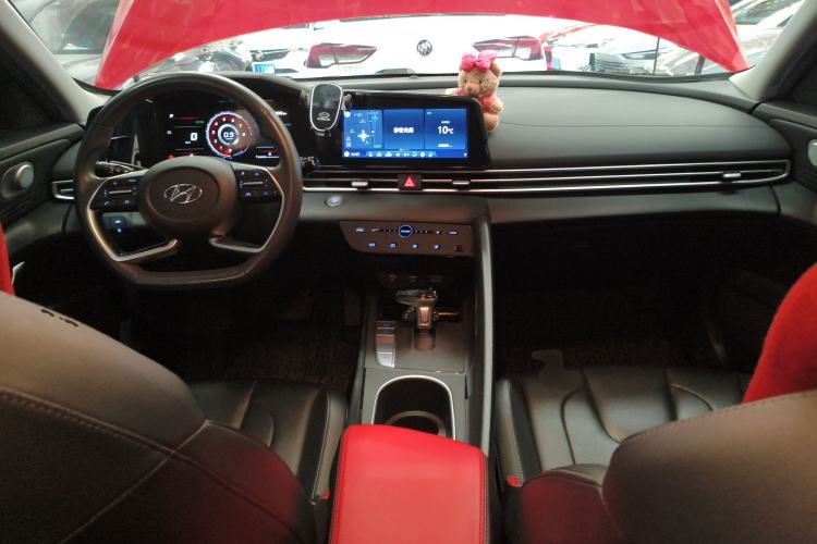 Used Hyundai Elantra 2021 1.5L CVT LUX Prestige Edition Center Console