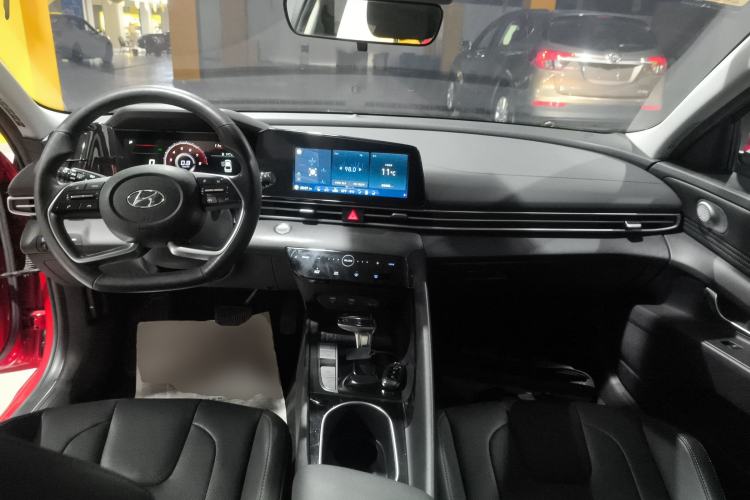 Used Hyundai Elantra 2021 1.5L CVT LUX Prestige Edition Center Console