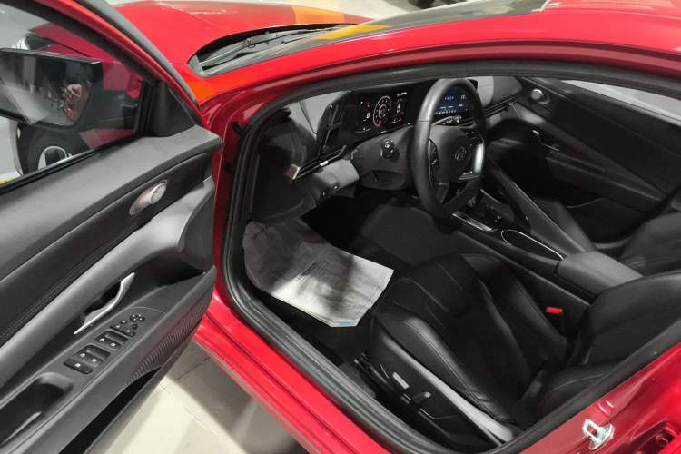 Used Hyundai Elantra 2021 1.5L CVT LUX Prestige Edition Driver Seat