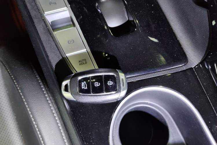 Used Hyundai Elantra 2021 1.5L CVT LUX Prestige Edition Interior 1