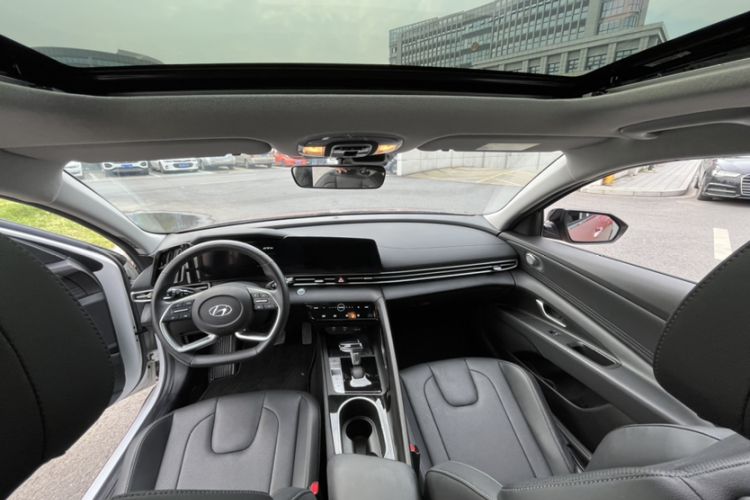 Used Hyundai Elantra 2021 1.5L CVT LUX Prestige Edition Interior 1
