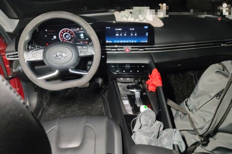 Used Hyundai Elantra 2021 1.5L CVT LUX Prestige Edition Interior 2