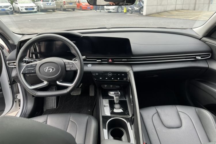 Used Hyundai Elantra 2021 1.5L CVT LUX Prestige Edition Interior 2