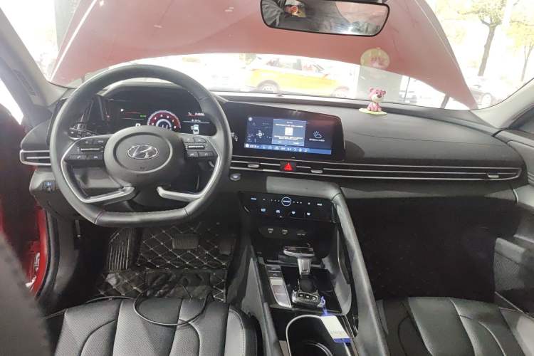 Used Hyundai Elantra 2021 1.5L CVT LUX Prestige Edition Interior 2