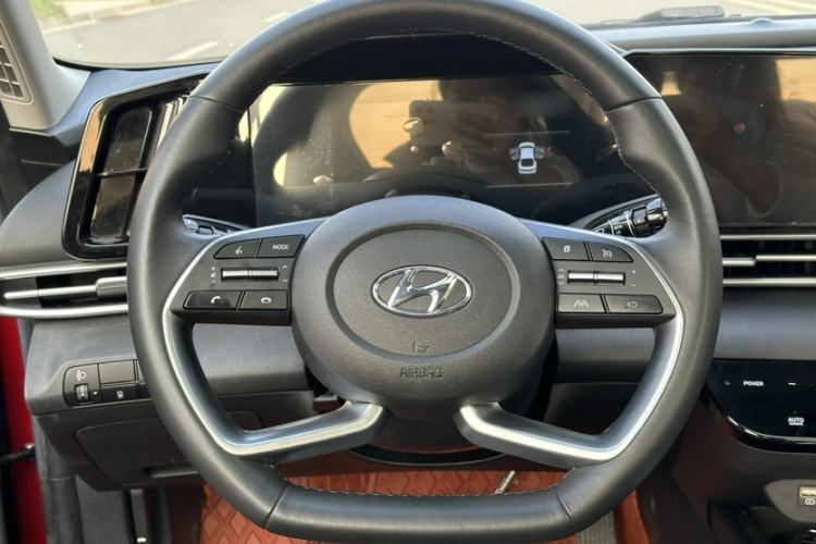 Used Hyundai Elantra 2021 1.5L CVT LUX Prestige Edition Interior 3