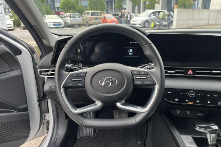 Used Hyundai Elantra 2021 1.5L CVT LUX Prestige Edition Interior 3