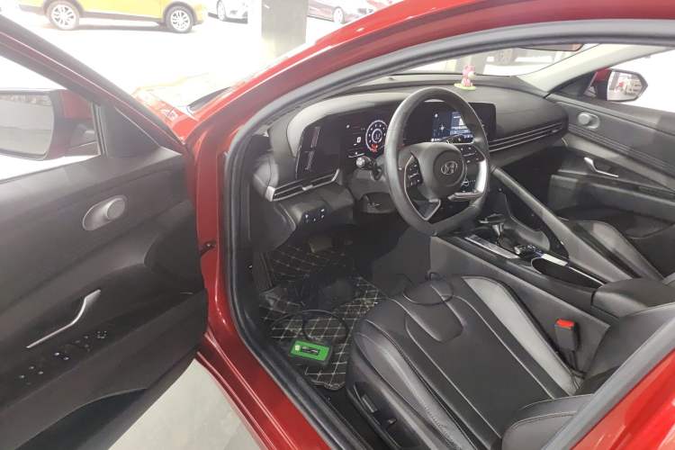 Used Hyundai Elantra 2021 1.5L CVT LUX Prestige Edition Interior 3