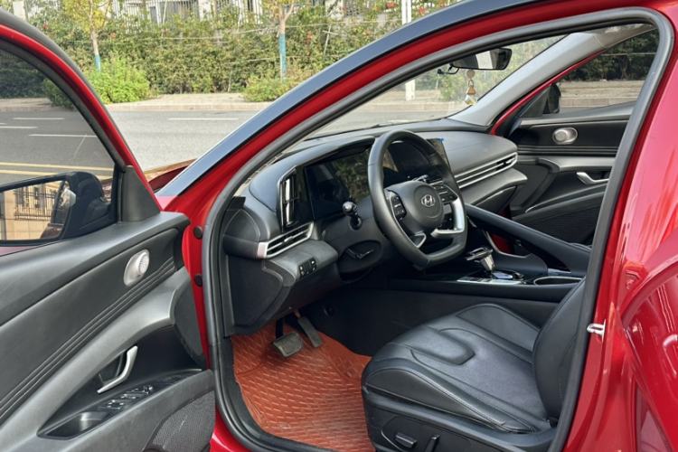 Used Hyundai Elantra 2021 1.5L CVT LUX Prestige Edition Interior 4
