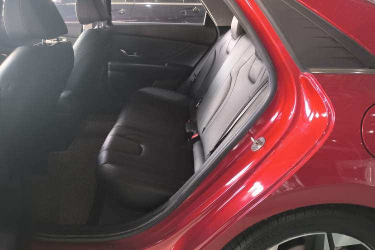 Used Hyundai Elantra 2021 1.5L CVT GLX Elite Edition Interior 4