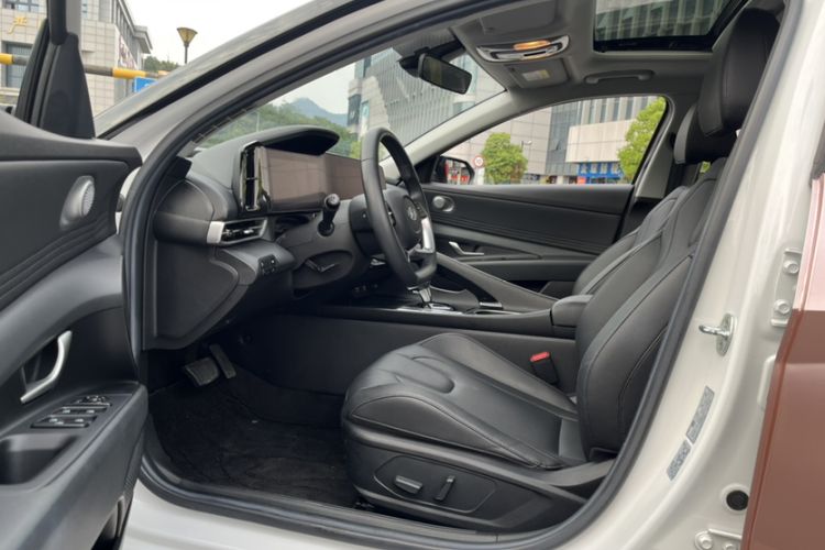 Used Hyundai Elantra 2021 1.5L CVT LUX Prestige Edition Interior 4