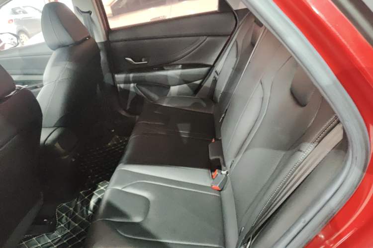 Used Hyundai Elantra 2021 1.5L CVT LUX Prestige Edition Interior 4