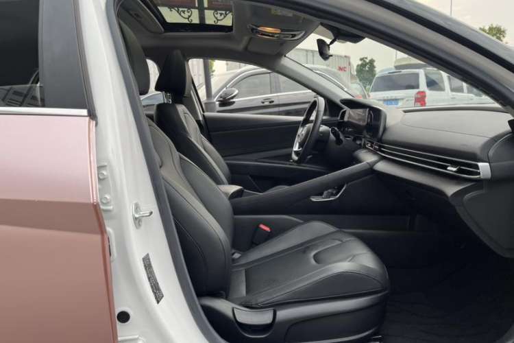 Used Hyundai Elantra 2021 1.5L CVT LUX Prestige Edition Interior 7