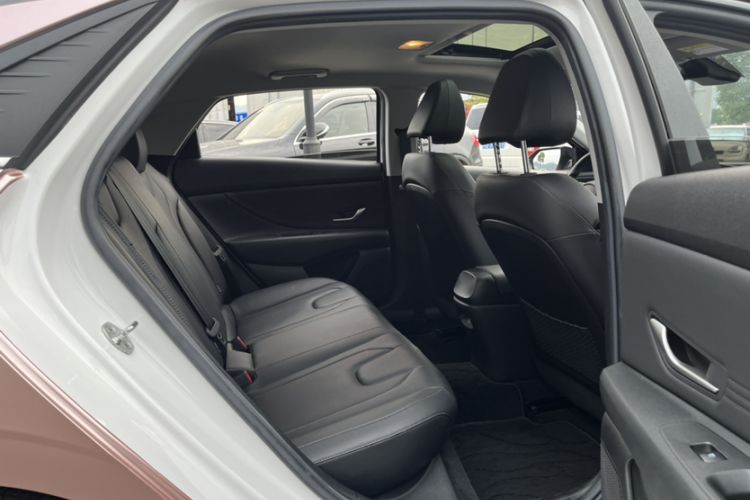 Used Hyundai Elantra 2021 1.5L CVT LUX Prestige Edition Interior 8