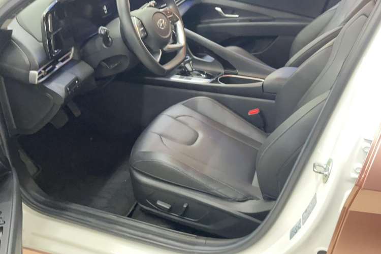 Used Hyundai Elantra 2021 1.5L CVT LUX Prestige Edition Left Front Seat